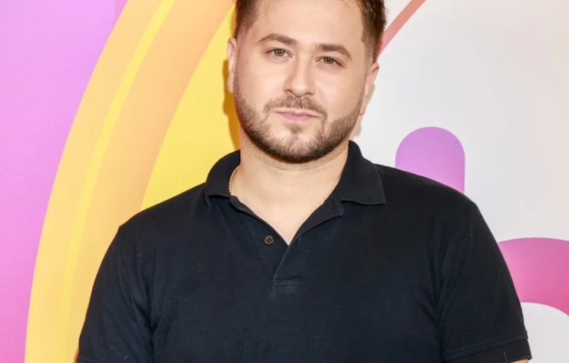 Grał w "Rodzinie zastępczej" i zapadł się pod ziemie. Po latach wraca