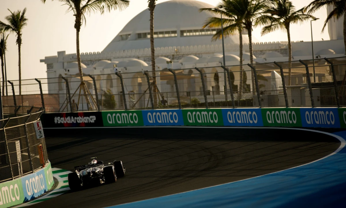 Już w kwietniu ma się odbyć pierwszy w tym sezonie wyścig F1 na Bliskim Wschodzie - Grand Prix Bahrajnu. Amerykańsko-izraelski atak na Iran i działania odwetowe sprawiły jednak, że pojawiają się pytania, czy zawody powinny się odbyć w pogrążonym konfliktem rejonie.