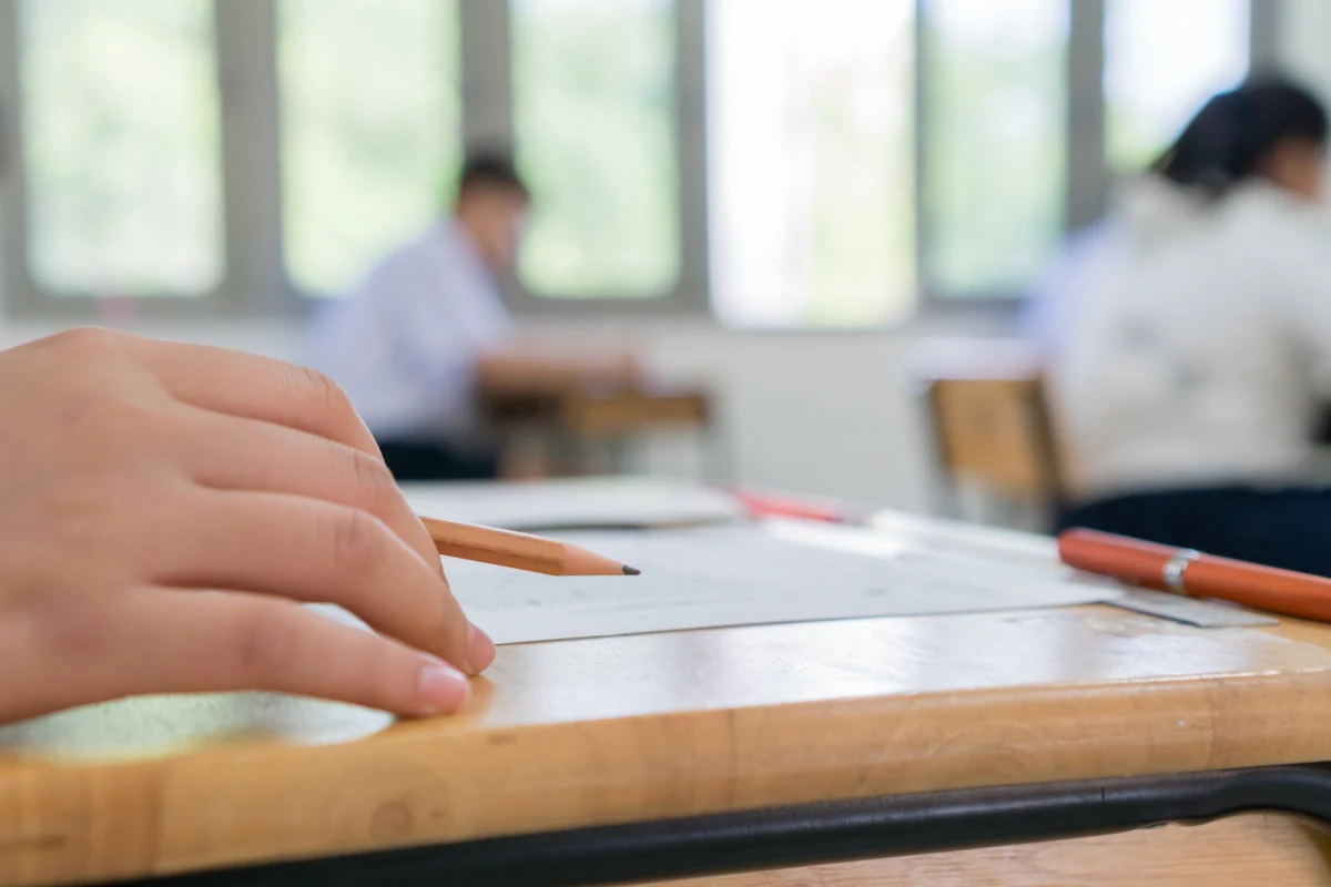 Egzamin maturalny w 2026 roku przynosi szereg istotnych zmian, które wpłyną zarówno na sposób przygotowań, jak i sam przebieg egzaminów. Nowa lista lektur, elastyczne zasady oceniania ortografii oraz zmodyfikowane zadania z języków obcych - to tylko część z nowości, które warto znać, by skutecznie zaplanować naukę i uniknąć niepotrzebnego stresu. Sprawdź, co czeka maturzystów w 2026 roku i jak najlepiej przygotować się do egzaminu dojrzałości.