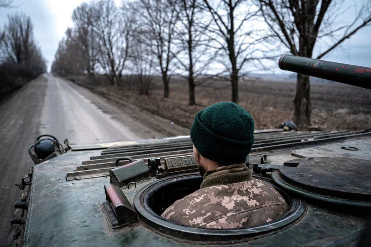 Prezydent Ukrainy Wołodymyr Zełenski poinformował w rozmowie z włoską telewizją RAI News 24, że z powodu eskalacji konfliktu na Bliskim Wschodzie możliwa jest zmiana miejsca oraz terminu kolejnej rundy trójstronnych rozmów Ukrainy z Rosją i Stanami Zjednoczonymi dotyczących zakończenia wojny. Tłumaczył także, dlaczego Ukraina uważa, że jej ewentualne wycofanie się z Donbasu nie ma sensu.