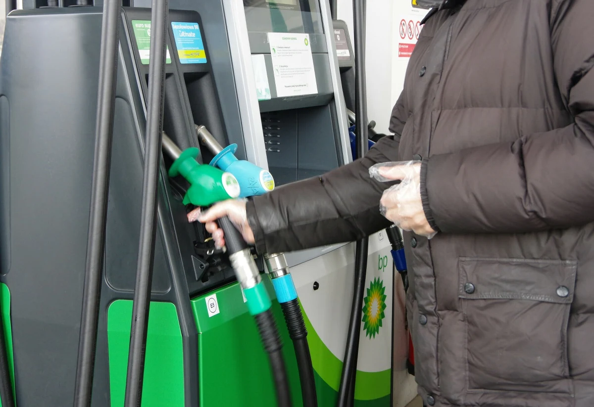 ​Rosnące ceny benzyny sprawiają, że część kierowców próbuje robić zapasy paliwa. Tankowanie dodatkowych kanistrów wydaje się sposobem na oszczędności, ale niewielu zdaje sobie sprawę, że przepisy są w tej kwestii bardzo restrykcyjne. W skrajnych przypadkach policja może wlepić mandat w wysokości nawet 3 tys. zł.