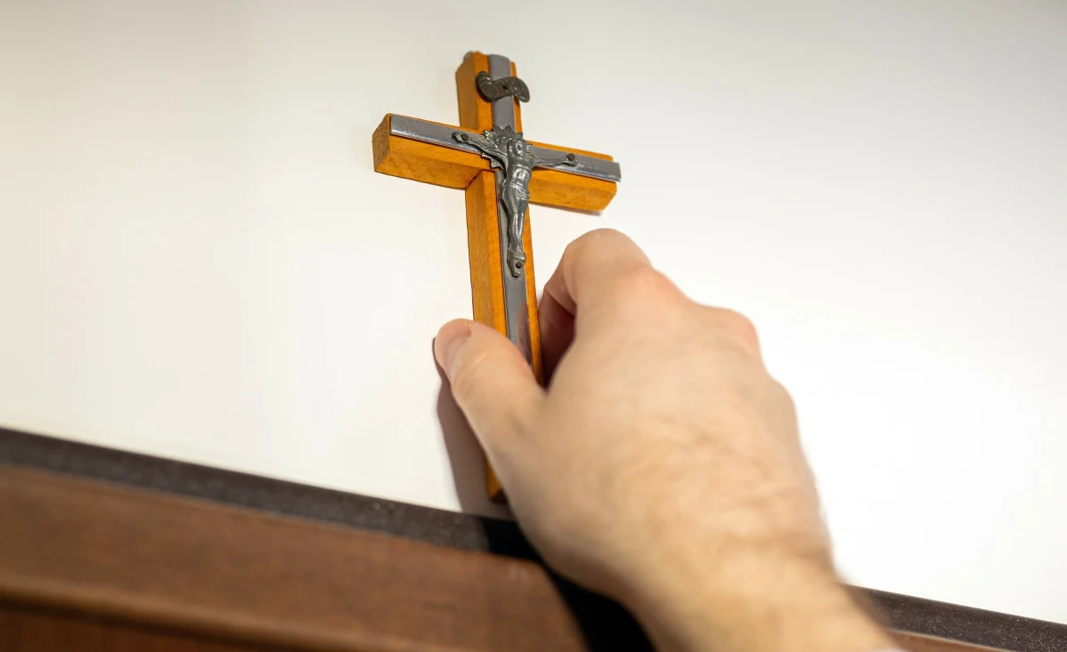 ​Sąd Okręgowy w Lublinie utrzymał w mocy wyrok tutejszego sądu rejonowego uniewinniający wojewodę lubelskiego Krzysztofa Komorskiego w sprawie zdjęcia krzyża w reprezentacyjnej sali urzędu. Prywatni oskarżyciele, zarzucali mu przekroczenie uprawnień i obrazę uczuć religijnych.