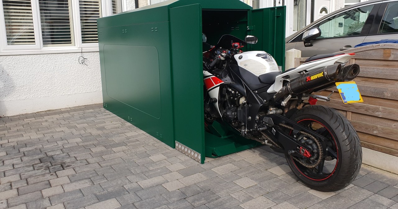 Motocykl stoi pod blokiem? Brytyjczycy mają na to pomysł