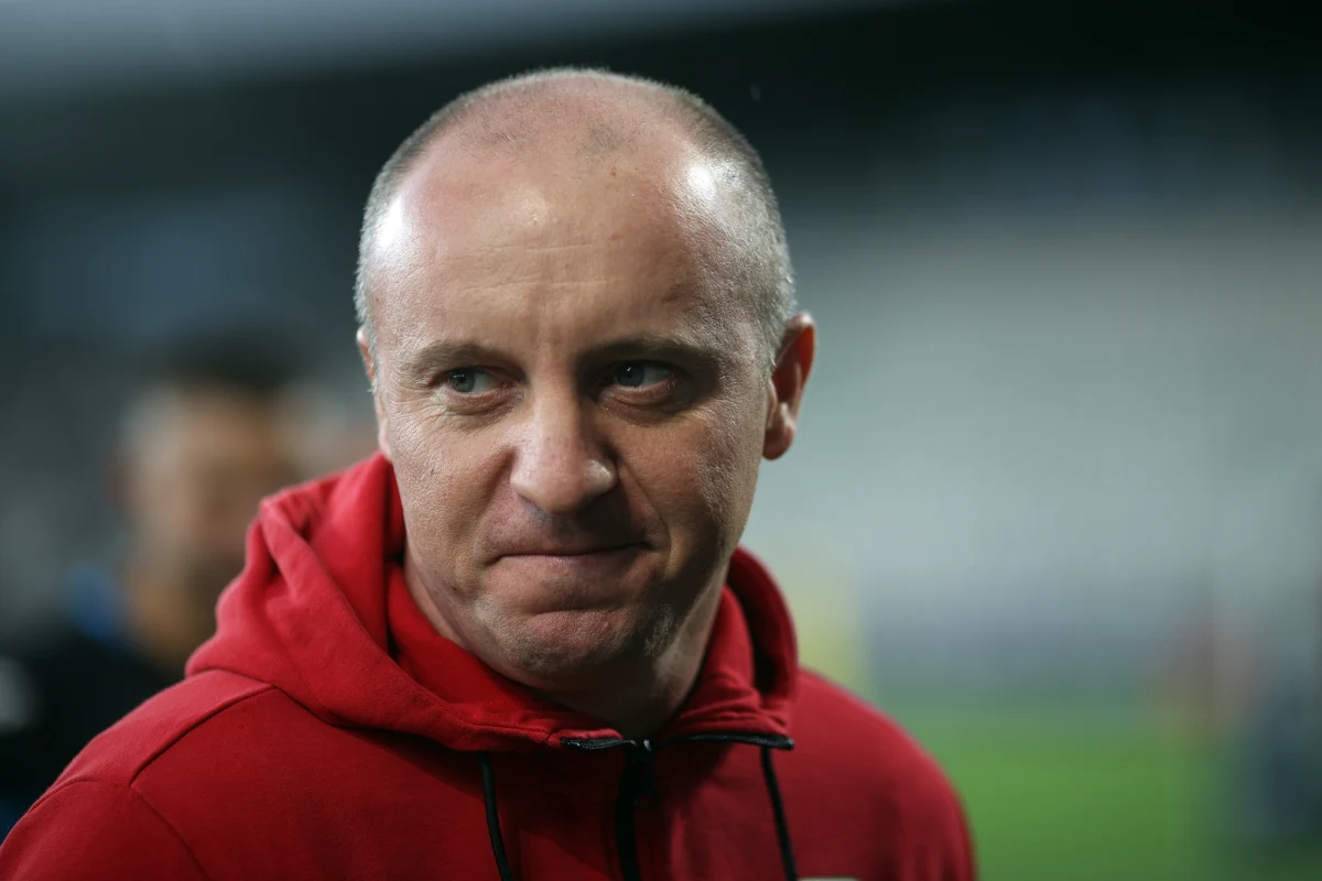 Widzew Łódź ma nowego trenera. Został nim Aleksandar Vuković, o czym poinformowano w czwartek na oficjalnej stronie klubu. Serb, związany w przeszłości z Legią Warszawa, zastąpił Chorwata Igora Jovićevicia. Popularny "Vuko" ma pomóc łodzianom w utrzymaniu się w lidze. Obecnie Widzew zajmuje przedostatnie miejsce w tabeli Ekstraklasy, a we wtorek odpadł z rozgrywek Pucharu Polski.