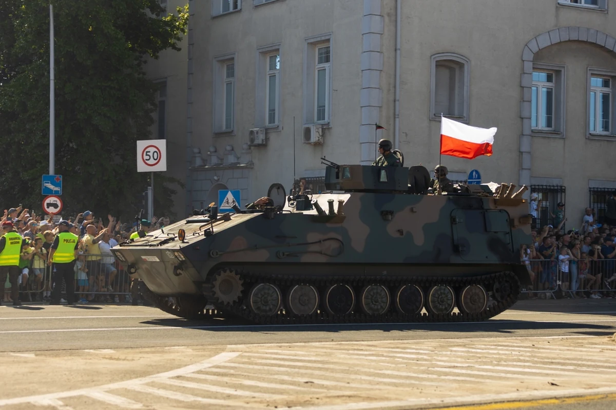 "Nie dopuszczam konfliktu zbrojnego na polskich granicach, ale znam historię i mam to z tyłu głowy" - mówił prezes Narodowego Banku Polskiego Adam Glapiński, odnosząc się do perspektyw finansowania przez NBP polskiego programu zbrojeniowego. Co zatem przekazał Glapiński w kontekście projektu "SAFE 0 proc.", który zaproponował prezydent Karol Nawrocki.
