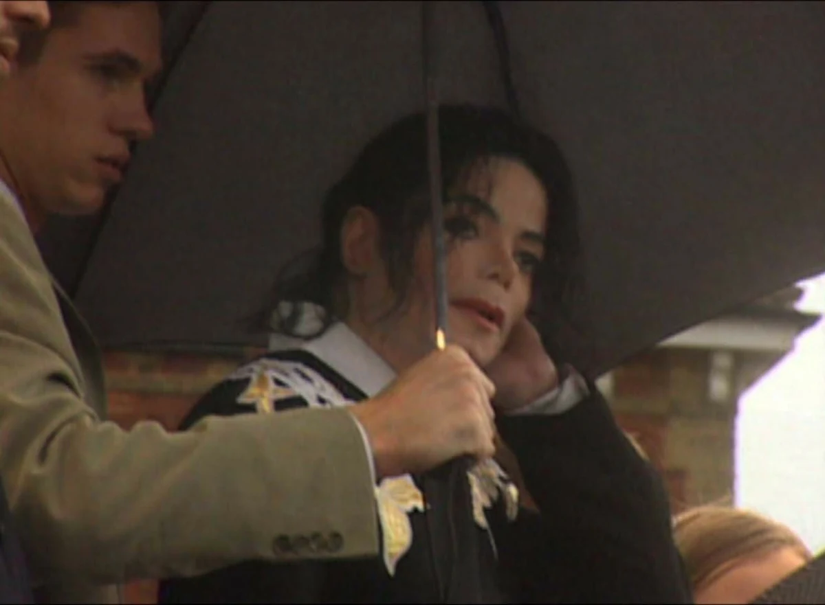 Michael Jackson – ikona muzyki i niekwestionowany Król Popu, to artysta, który na zawsze odmienił światowy show-biznes. Teraz, niemal 17 lat po śmierci gwiazdora, w amerykańskim sądzie pojawił się nowy, szokujący pozew. Cztery osoby, które przez lata uchodziły za bliskich przyjaciół piosenkarza, oskarżają go o wykorzystywanie seksualne, gdy byli oni jeszcze dziećmi.