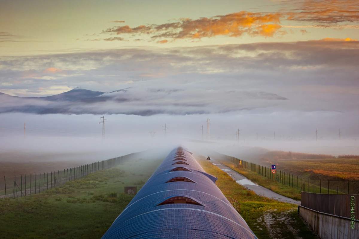 Międzynarodowa sieć detektorów fal grawitacyjnych ogłosiła publikację najnowszego katalogu sygnałów, zarejestrowanych w okresie od maja 2023 do stycznia 2024 roku. W katalogu znalazło się aż 128 nowych zderzeń czarnych dziur i gwiazd neutronowych, co ponad dwukrotnie zwiększyło liczbę znanych dotąd detekcji. Najnowsze obserwacje potwierdzają teorię Einsteina, ale także rzucają nowe światło na ewolucję Wszechświata i procesy powstawania czarnych dziur.