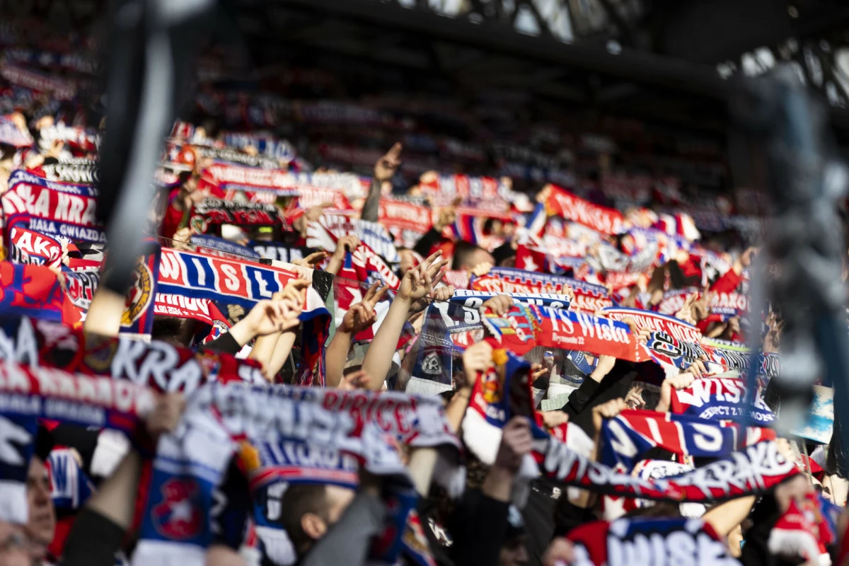 Piłkarze Wisły Kraków nie zagrają w sobotnim meczu 24. kolejki 1. ligi przeciwko Śląskowi Wrocław. Decyzję tę ogłosił prezes i większościowy właściciel klubu, Jarosław Królewski, podkreślając jej nieodwołalność.