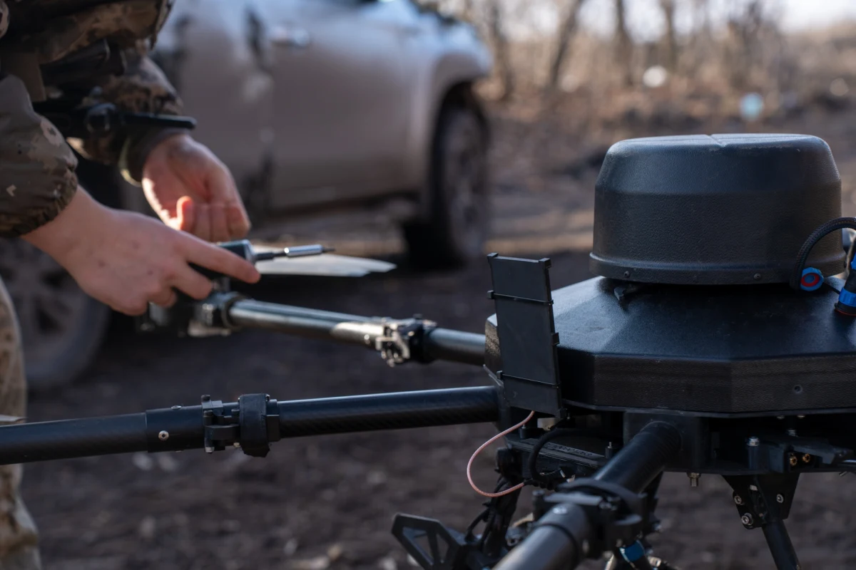 Prokuratura w obwodzie kijowskim postawiła obywatelowi RP zarzut nielegalnej sprzedaży dronów pochodzących z pomocy humanitarnej. Według śledczych, Polak fałszował przy tym protokoły przyjęcia i przekazania tej pomocy.