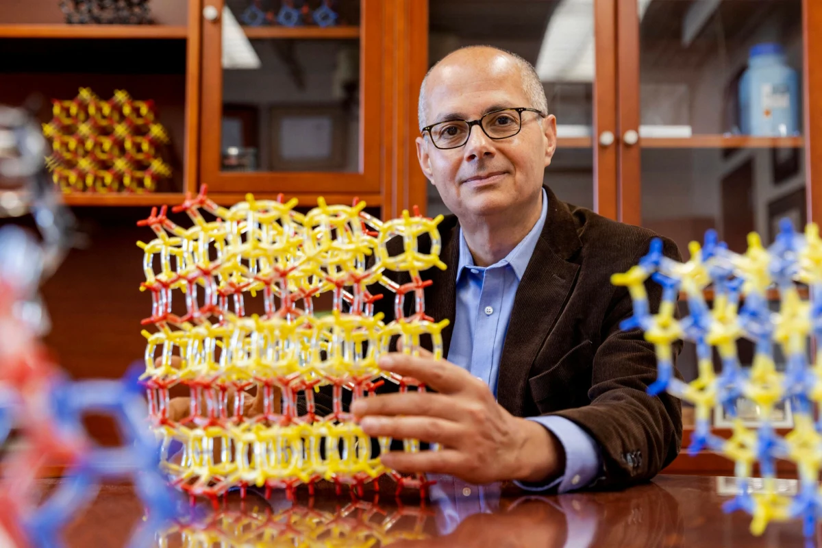 Profesor Omar Yaghi, laureat Nagrody Nobla i chemik z Uniwersytetu Kalifornijskiego w Berkeley, opracował urządzenie zasilane energią słoneczną, które potrafi pozyskać nawet 1000 litrów czystej wody dziennie i to z suchego, pustynnego powietrza - podaje "The Times of India". Powodzenie tego innowacyjnego rozwiązania mogłoby zrewolucjonizować walkę z niedoborem wody na świecie.