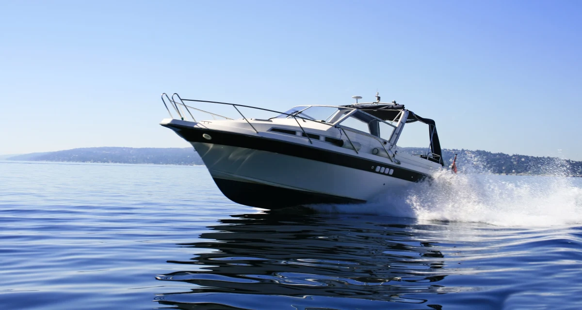 W wyniku ostrzału amerykańskiej motorówki przez kubańską straż graniczną na wodach Kuby zmarł kolejny członek załogi, podnosząc liczbę ofiar śmiertelnych do pięciu. Incydent, do którego doszło pod koniec lutego, zaostrzył i tak już napięte relacje między Hawaną a Waszyngtonem.