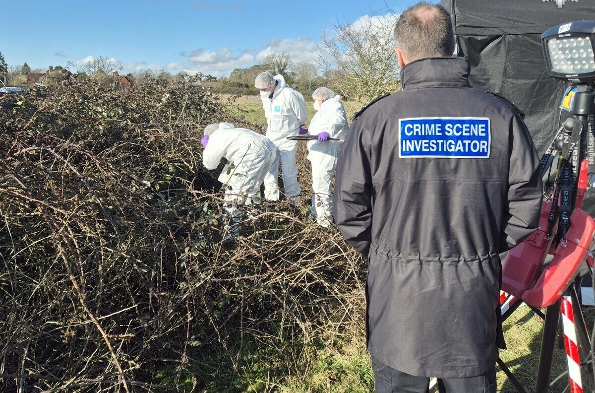 Po ponad czterech latach od zaginięcia 57-letniego Polaka w Wielkiej Brytanii, śledczy odnaleźli w londyńskim lesie walizkę z jego ciałem. Makabrycznego odkrycia dokonano dzięki międzynarodowej współpracy polskich i brytyjskich służb, która doprowadziła także do zatrzymania podejrzanych o udział w zbrodni.