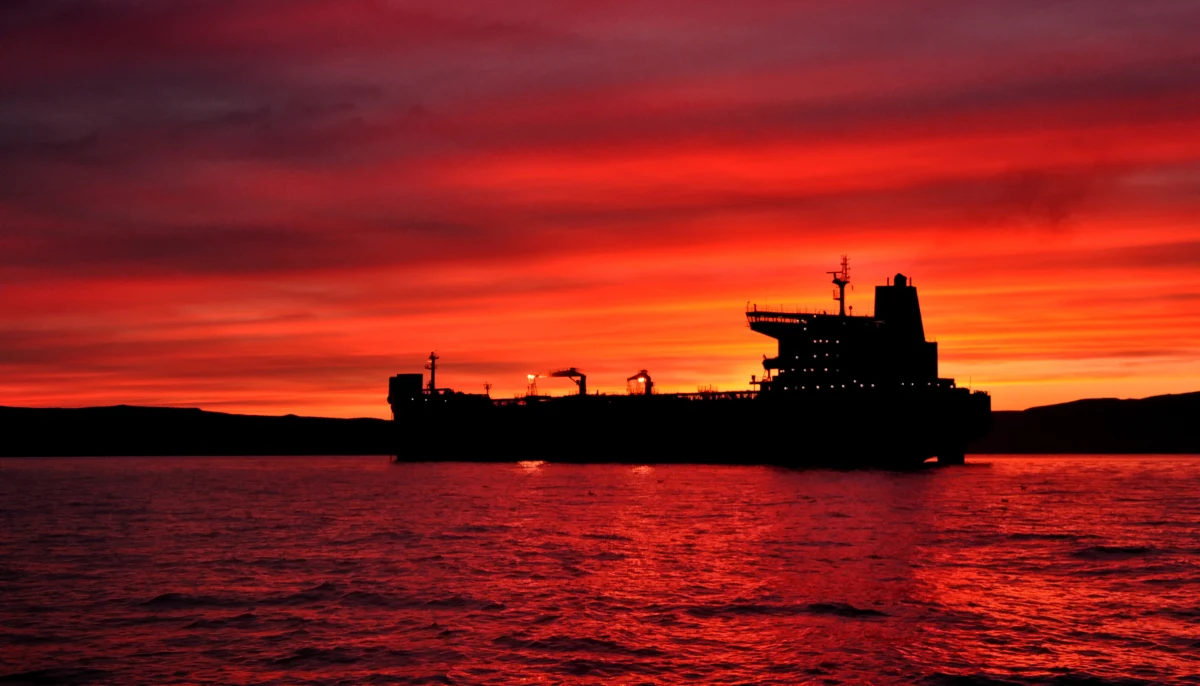 Stany Zjednoczone tymczasowo wyłączyły z rosyjskich sankcji transakcje sprzedaży ropy naftowej Indiom. Licencja, obowiązująca do 4 kwietnia, dotyczy wyłącznie surowca już załadowanego na statki przed 5 marca i ma na celu ograniczenie wzrostu cen ropy na światowych rynkach po blokadzie cieśniny Ormuz przez Iran.