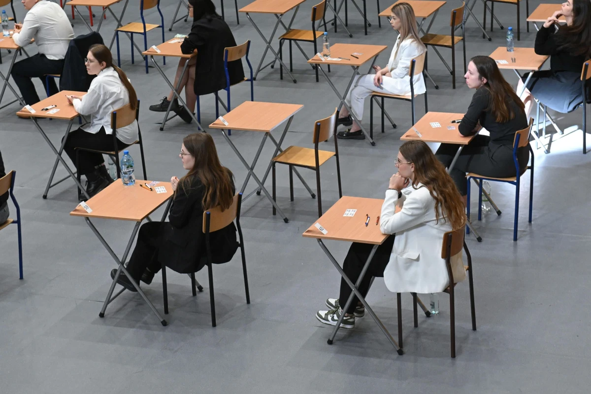 Uczniowie szkół średnich biorących udział w maturach próbnych o godzinie 9:00 rozpoczęli pisanie egzaminu z języka angielskiego. Centralna Komisja Edukacyjna opublikowała arkusz, z którym musieli się zmierzyć przystępujący do egzaminu.