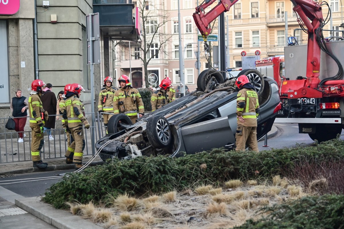 Dachowanie auta osobowego w centrum Szczecina