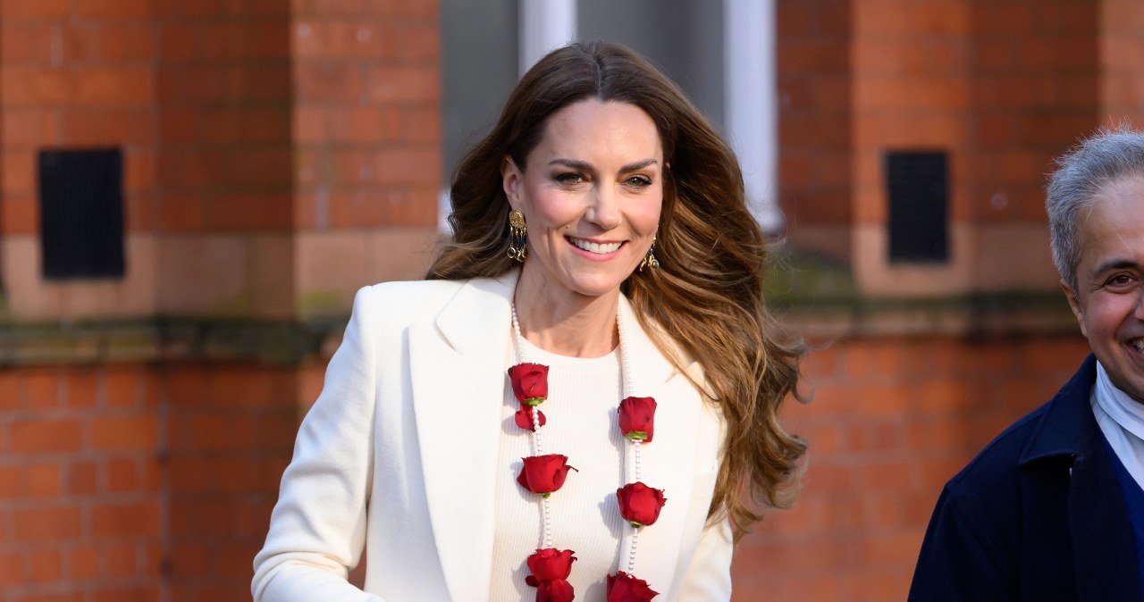 Kate wyszła i patrzyli tylko na nią. Wzrok skupił jeden wyraźny szczegół