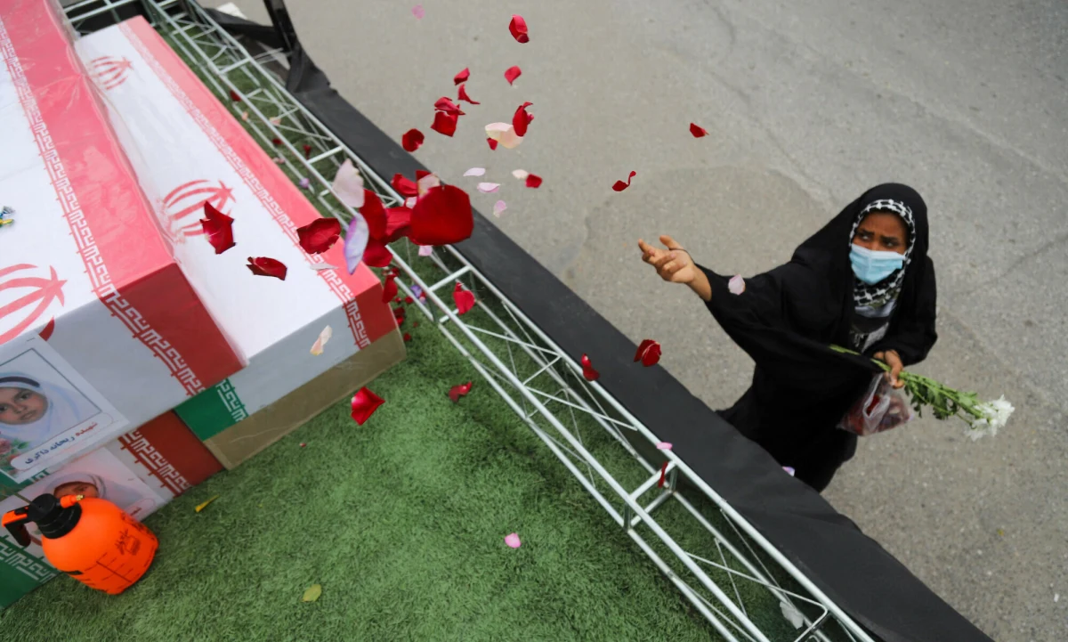 Atak na szkołę dla dziewcząt w irańskim mieście Minab, w wyniku którego zginęło ponad 150 uczennic, mógł zostać przeprowadzony przez armię amerykańską - informuje Reuters, przytaczając wstępne ustalenia śledczych ze Stanów Zjednoczonych. Ten sam wniosek wysnuł "New York Times" po przeanalizowaniu zdjęć satelitarnych i materiałów opublikowanych w mediach społecznościowych.