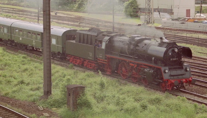 Parowóz i zabytkowy pociąg z Niemiec na polskich torach