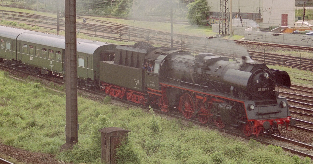 Parowóz i zabytkowy pociąg z Niemiec na polskich torach