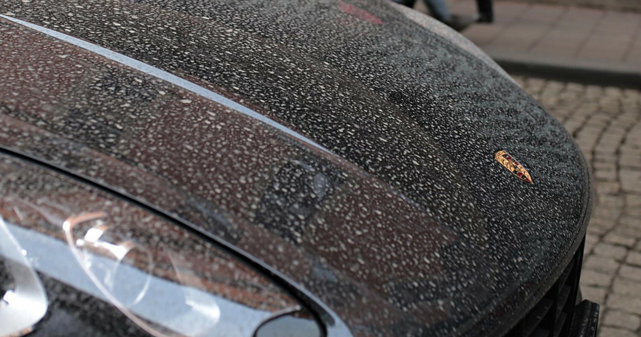 Pył saharyjski nad Polską w weekend. Przy myciu auta łatwo uszkodzić lakier