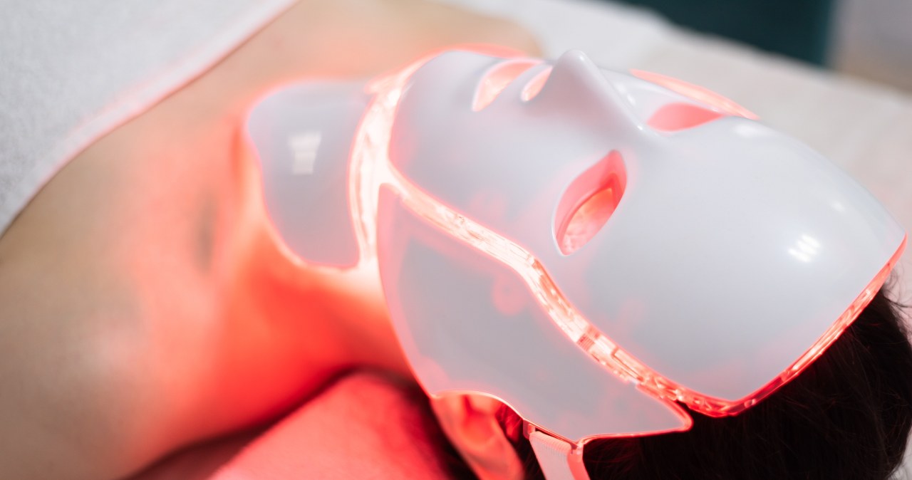 15 minut dziennie i skóra ma wyglądać młodziej. Co robi czerwone światło?