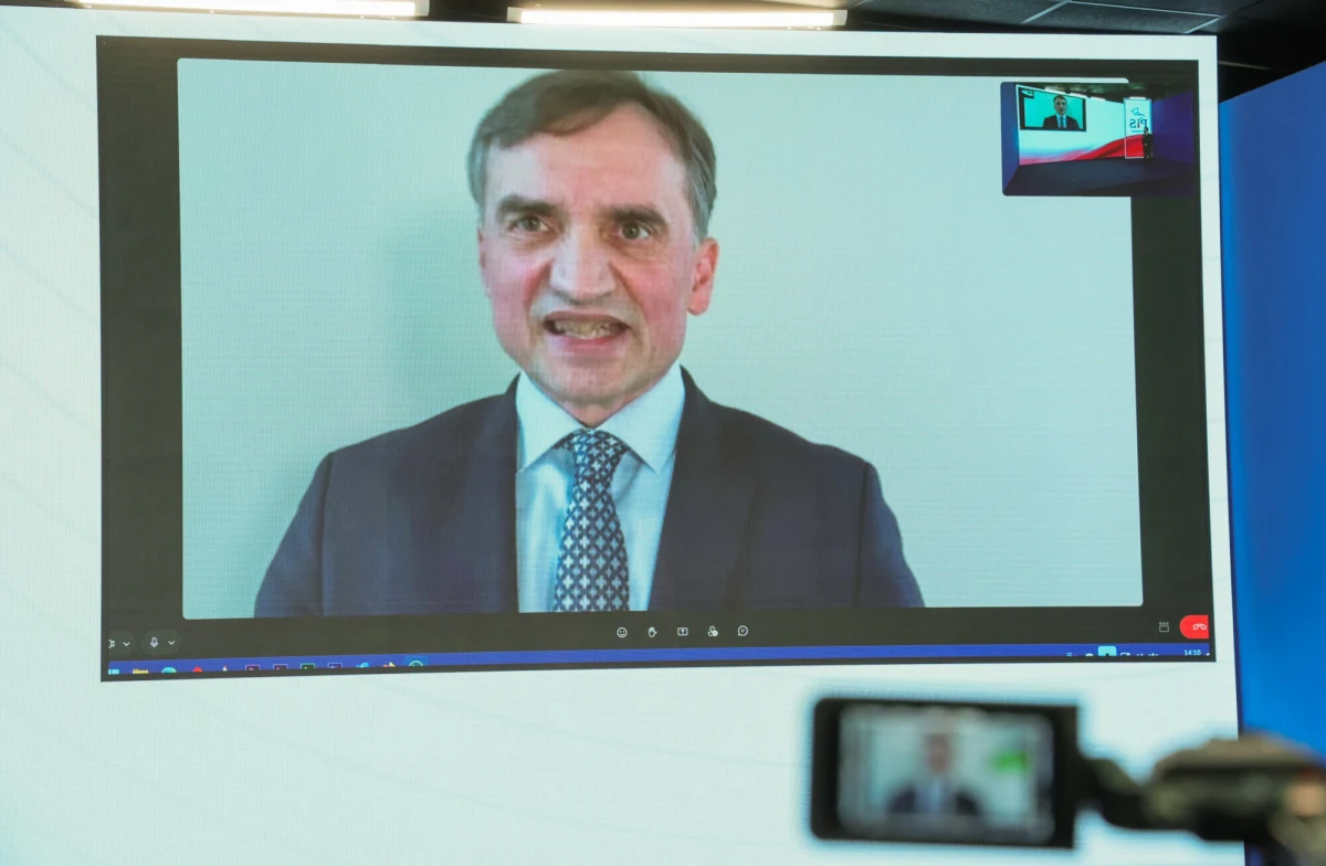 Mija dokładnie miesiąc od opublikowania listu gończego za byłym ministrem sprawiedliwości i posłem PiS-u, poszukiwanym w związku z podejrzeniem popełnienia 26 przestępstw. Zagrożony karami długoletniego więzienia polityk szukany jest od miesiąca w Polsce, a więc tu, gdzie go nie ma. Za to na Węgrzech, gdzie Zbigniew Ziobro jest, polska prokuratura nie ma do niego dostępu, bo niezależnie od przyznania mu tam azylu - wciąż nie wydano za nim Europejskiego Nakazu Aresztowania.