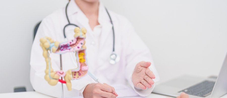 Wciąż trzeba przypominać o tym, jak ważnym badaniem jest kolonoskopia. Choć specjaliści dużo mówią o tym, jakim zagrożeniem jest rak jelita grubego, a o czujność apelują także osoby znane, które usłyszały diagnozę – jak zmarły niedawno amerykański aktor James Van Der Beek – to jednak nie wystarczy i nowotwór nadal zbyt rzadko wykrywany jest na wczesnym etapie. Rozpoczął się marzec, Miesiąc Świadomości Raka Jelita Grubego – który co roku w Polsce rozpoznawany jest u około 20 tysięcy osób. 