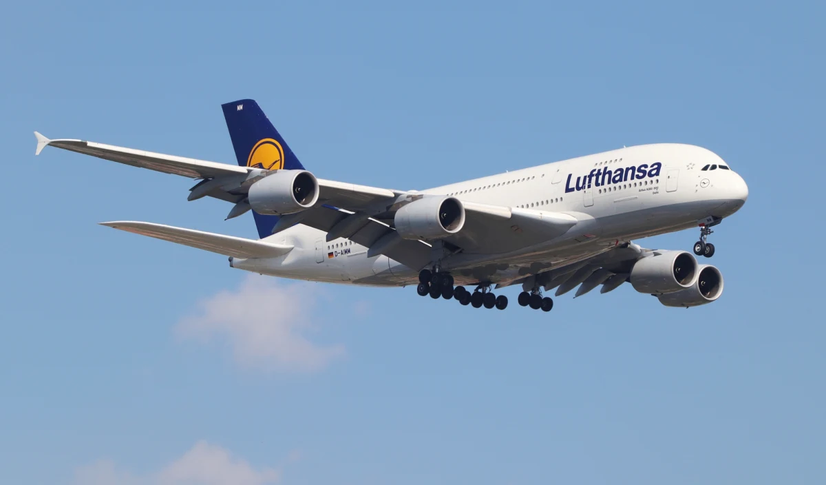 Samolot Lufthansy, który leciał do Rijadu po niemieckich obywateli, musiał zawrócić i wylądował w Kairze z powodów bezpieczeństwa - podała agencja dpa. Linia lotnicza ostrzega, że w najbliższych tygodniach takie sytuacje mogą się powtarzać.