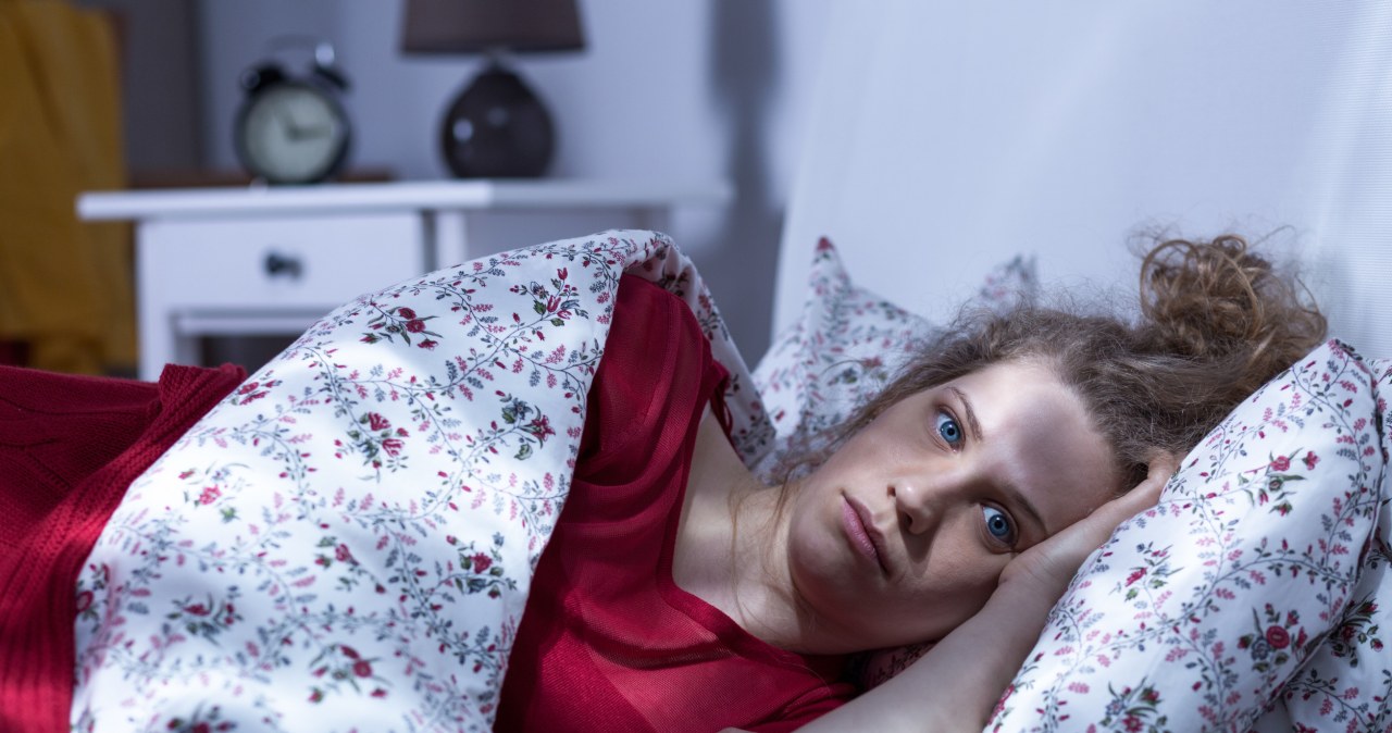 Dlaczego budzisz się w nocy? Najczęstsze przyczyny problemów ze snem