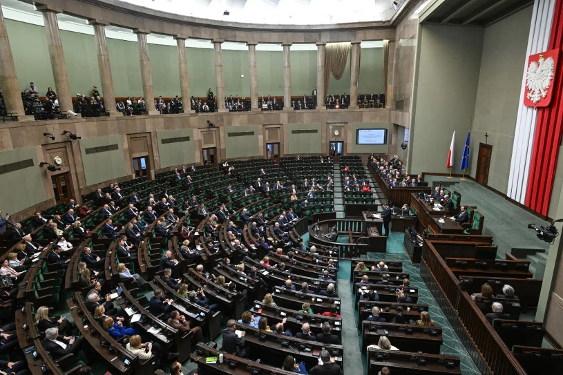 KO na prowadzeniu, ale Patola i Socjal odrabia straty. Najnowszy sondaż partyjny