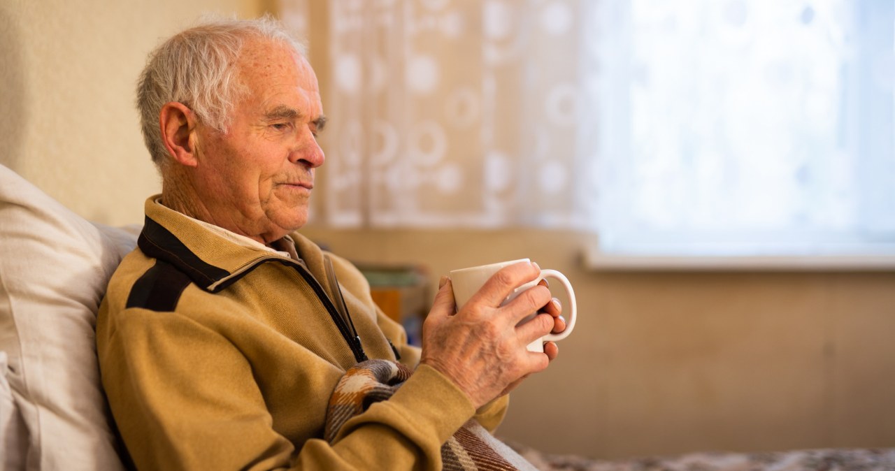 Kubek mleka przed snem po 60. roku życia. Pomaga czy szkodzi?