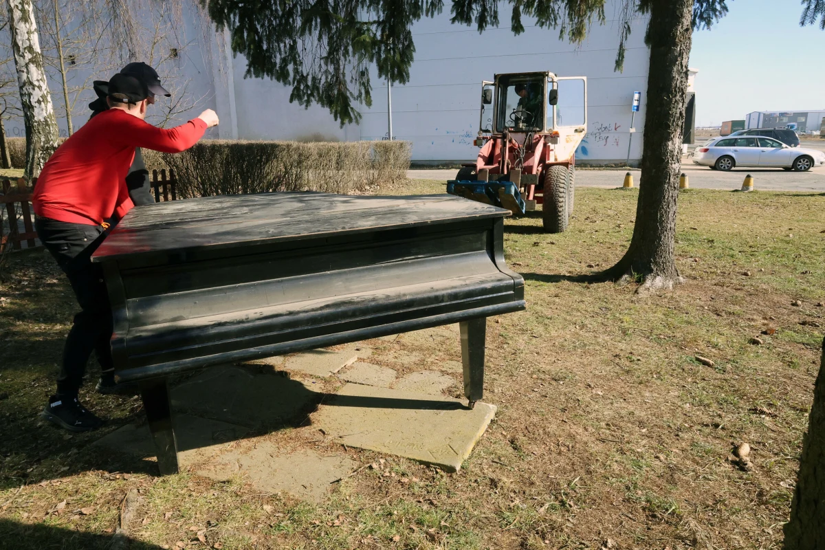 Na jednej z miejskich wystawek w Legnicy na Dolnym Śląsku pojawił się prawdziwy skarb – blisko 100-letni fortepian z legendarnej manufaktury Franza Liehra. Instrument, który przetrwał burzliwe dzieje regionu, został porzucony, by po chwili zyskać nowe życie - pisze "Gazeta Wrocławska". To dowód na to, że nawet na "śmietniku" można znaleźć prawdziwy klejnot. 