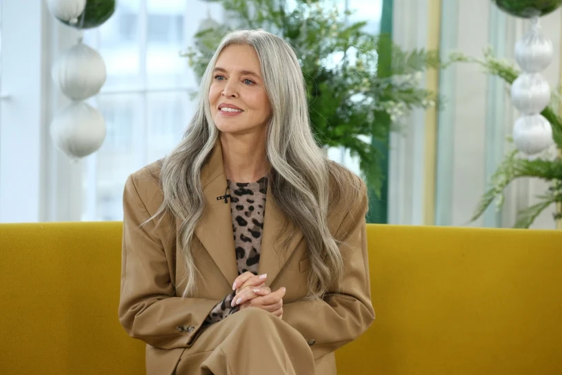 Jak dobierać ubrania do siwych włosów, aby stworzyć spójny i stylowy look?