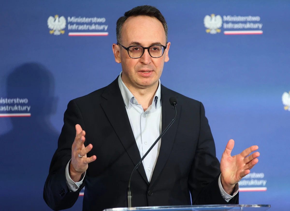 ​Minister infrastruktury Dariusz Klimczak wprowadził czasowe odstępstwa dla kierowców realizujących krajowe przewozy paliw - poinformował w piątek minister energii Miłosz Motyka. Ma to być odpowiedź na postulaty branży i zapewnić ciągłość dostaw.