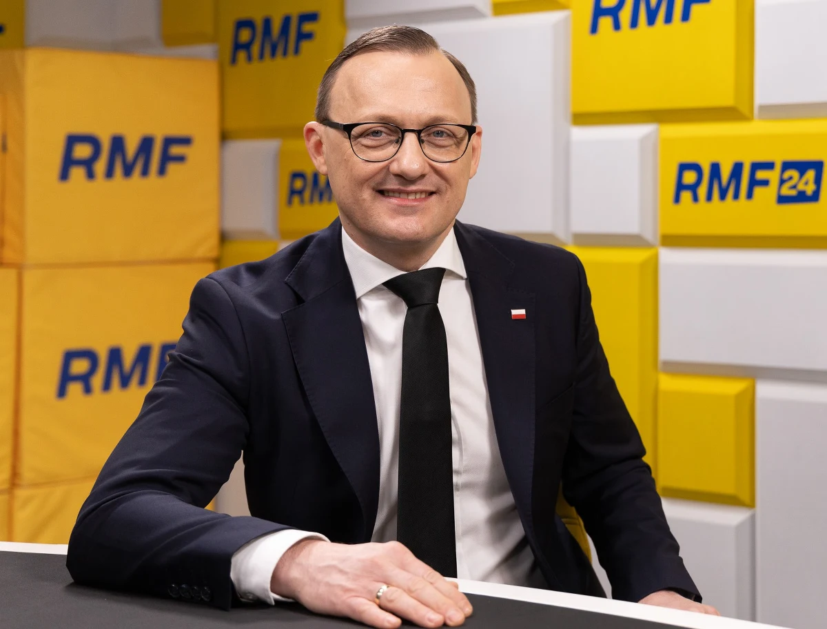 ​Prezydent Karol Nawrocki i prezes NBP Adam Glapiński ogłosili alternatywę dla unijnego programu SAFE. Skąd NBP weźmie pieniądze na ten pomysł? Dlaczego rząd PiS nie skorzystał z takiej możliwości, gdy kupowano sprzęt wojskowy w Korei i Stanach Zjednoczonych? Czy prezydent zawetuje ustawę wdrażającą unijny SAFE? Gościem Krzysztofa Ziemca w sobotę będzie Rafał Leśkiewicz, podsekretarz stanu i rzecznik prezydenta.