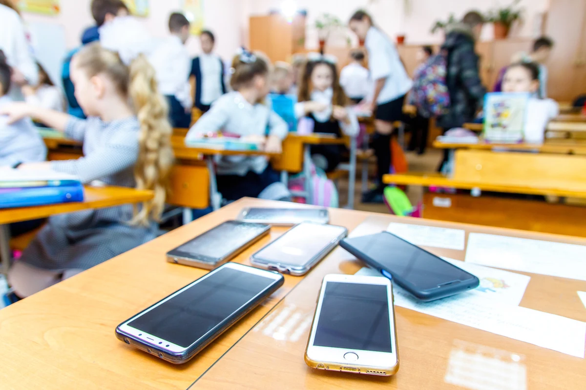 "To nas nie dotyczyło. Wielu dorosłych nie wie, co robić, gdy pojawiają się problemy związane z mediami społecznościowymi" - mówi dziennikarzowi RMF FM mama jednego z uczniów. Coraz więcej ekspertów, nauczycieli i rodziców alarmuje o rosnącym problemie nadmiernego korzystania z telefonów i mediów społecznościowych przez młodzież. "Myślę, że bardzo łatwo jest się uzależnić, dlatego że tam jest bardzo atrakcyjny świat, którego wszyscy poszukujemy" - komentuje Elżbieta Czapiewska, psychoterapeutka uzależnień z Trójmiasta. 