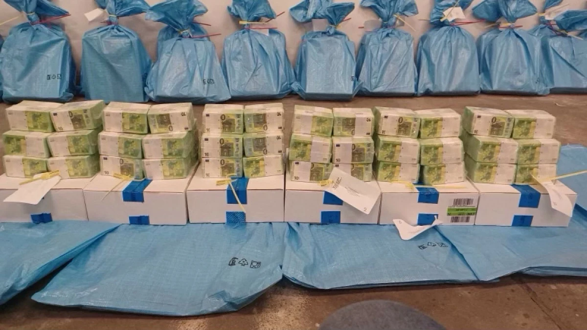 Minister spraw zagranicznych Ukrainy, Andrij Sybiha, poinformował prezydenta Wołodymyra Zełenskiego o uwolnieniu siedmiu pracowników państwowego Oszczadbanku, którzy zostali zatrzymani w Budapeszcie. Zatrzymani są już bezpieczni i przekroczyli ukraińską granicę.