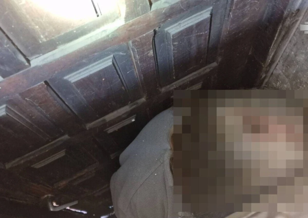 Policjanci z Radomia zatrzymali 65-letniego mężczyznę, który przez 16 lat ukrywał się przed wymiarem sprawiedliwości w specjalnej "skrytce" ukrytej pomiędzy drzwiami. Za mieszkańcem powiatu radomskiego wystawiono dwa listy gończe.