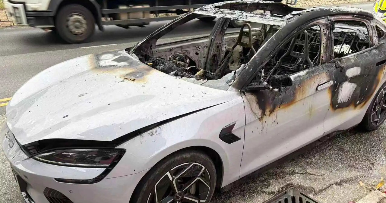 Płonący samochód elektryczny sparaliżował ruch. Producent wskazał przyczynę