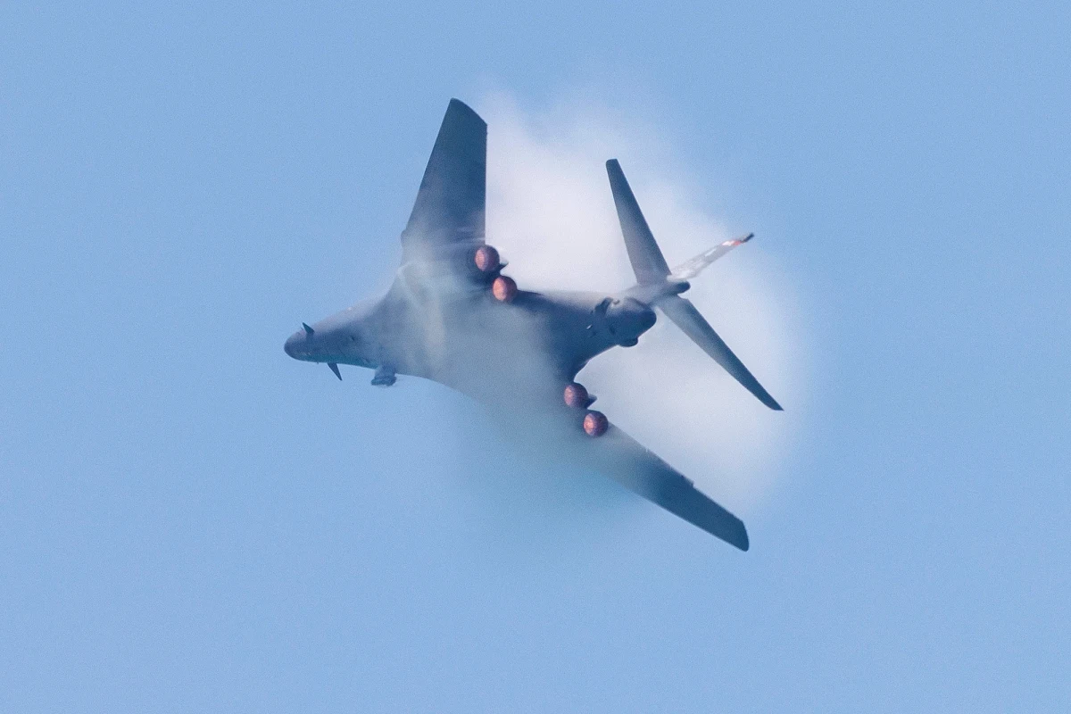 Najszybszy bombowiec w Siłach Powietrznych USA - B-1B Lancer - wylądował w brytyjskiej bazie lotniczej. Poinformowała o tym stacja BBC. Ta 44,5-metrowa, naddźwiękowa, strategiczna maszyna zdolna do przenoszenia jednorazowo aż 24 pocisków manewrujących, musi być pilotowana aż przez czteroosobową załogę. To kolejny ruch Stanów Zjednoczonych w sytuacji eskalującego konfliktu na linii USA-Izrael-Iran.