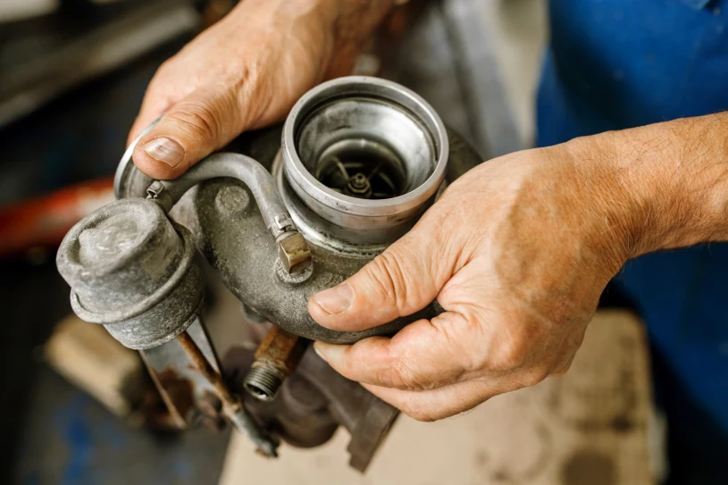 Kierowcy ignorują prostą wymianę. Ten element rujnuje turbosprężarkę