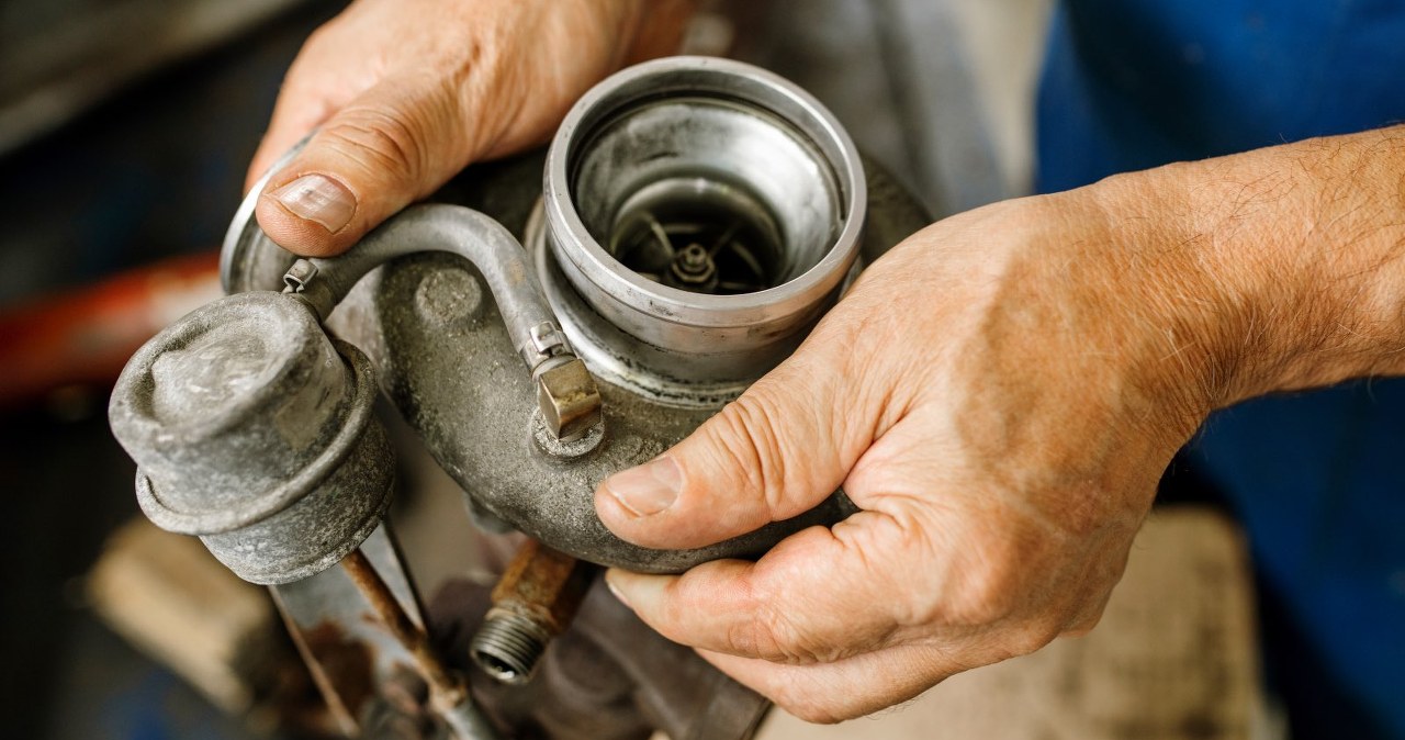 Kierowcy ignorują prostą wymianę. Ten element rujnuje turbosprężarkę