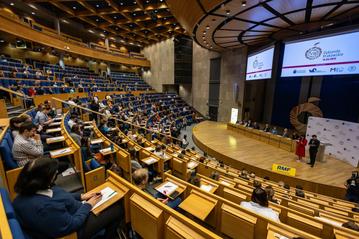 W Auditorium Maximum Uniwersytetu Jagiellońskiego w Krakowie w sobotni poranek mierzono się z pułapkami językowymi IX Dyktanda Krakowskiego. To wyjątkowe wydarzenie od lat gromadzi mieszkańców stolicy Małopolski i nie tylko. Długopis do ręki wziął m.in. rozentuzjazmowany krakowski pieśniarz Grzegorz Turnau. Dyktando odbyło się w dwóch kategoriach: Junior i Open. Nazwiska laureatów będę znane po południu, natomiast my mamy dla Was tekst dyktanda. Kto zmierzy się z tym ortograficznym wyzwaniem?