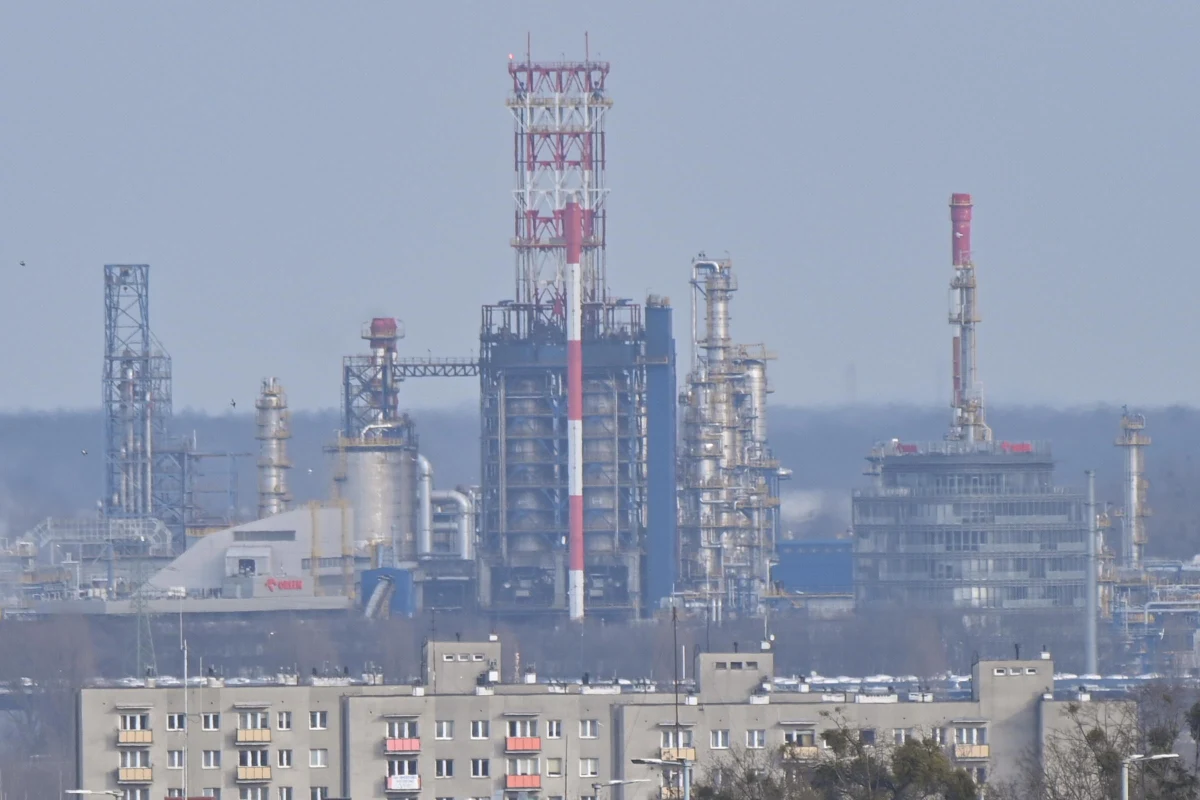 W sobotę w Rafinerii Gdańskiej doszło do wypadku - jeden z pracowników nie przeżył upadku z wysokości podczas wykonywania pracy. Służby zostały powiadomione tuż przed godziną 9:00. "Oficer dyżurny odebrał zgłoszenie, że na terenie jednego z zakładów przy ul. Elbląskiej doszło do wypadku podczas pracy. W wyniku zdarzenia zmarł mężczyzna" - poinformował RMF FM Mariusz Chrzanowski, oficer prasowy gdańskiej policji. Informację otrzymaliśmy na Gorącą linię RMF FM.