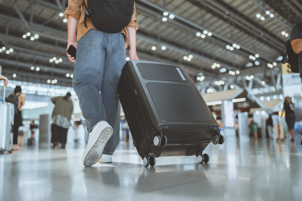 Mija tydzień wojny na Bliskim Wschodzie, którą zapoczątkował wspólny atak Izraela i USA na Iran. Eskalacja konfliktu w regionie spowodowała problemy wielu turystów z powrotem do domu. Dotyczy to także obywateli polski. Resort spraw zagranicznych zwrócił się w najnowszym komunikacie do Polaków, którzy próbują wrócić do Europy. 