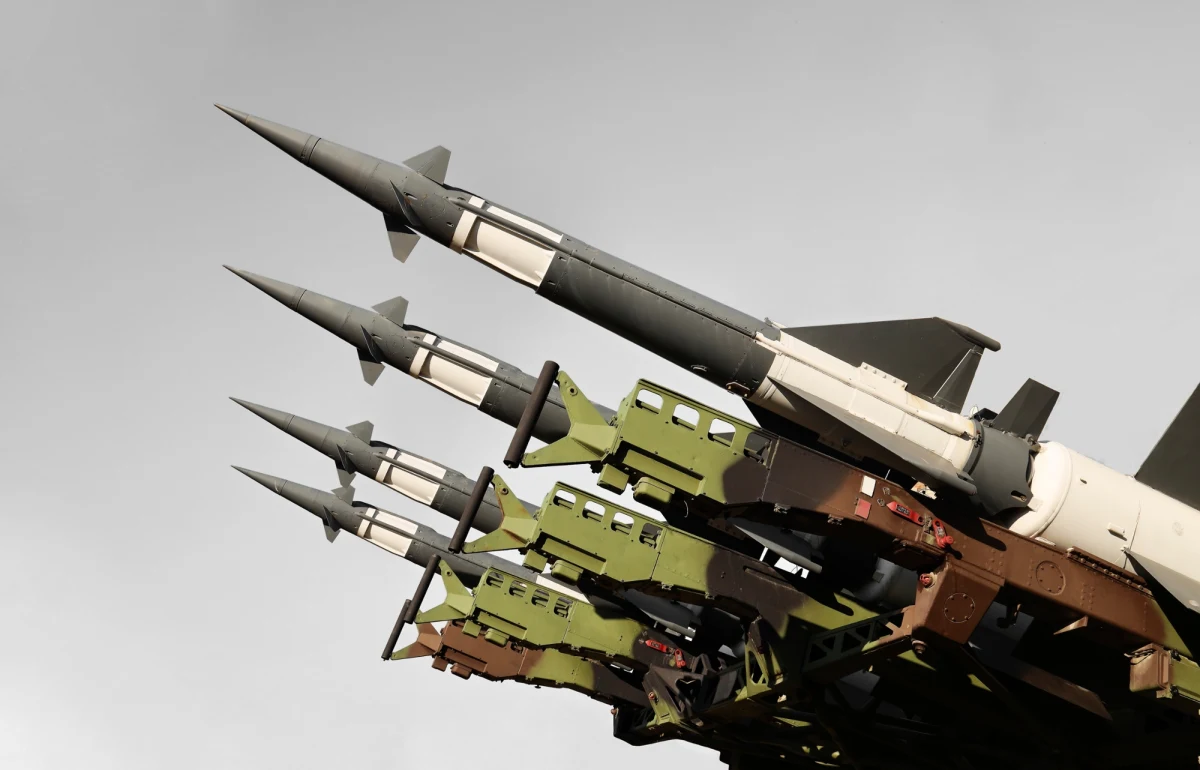 Jak informuje amerykański portal Axios, powołując się na cztery niezależne źródła, Stany Zjednoczone i Izrael prowadzą zaawansowane rozmowy na temat możliwości wysłania sił specjalnych do Iranu. Celem tej potencjalnej operacji miałoby być zabezpieczenie zapasów wysoko wzbogaconego uranu, który może w krótkim czasie zostać przekształcony w materiał do produkcji broni jądrowej.