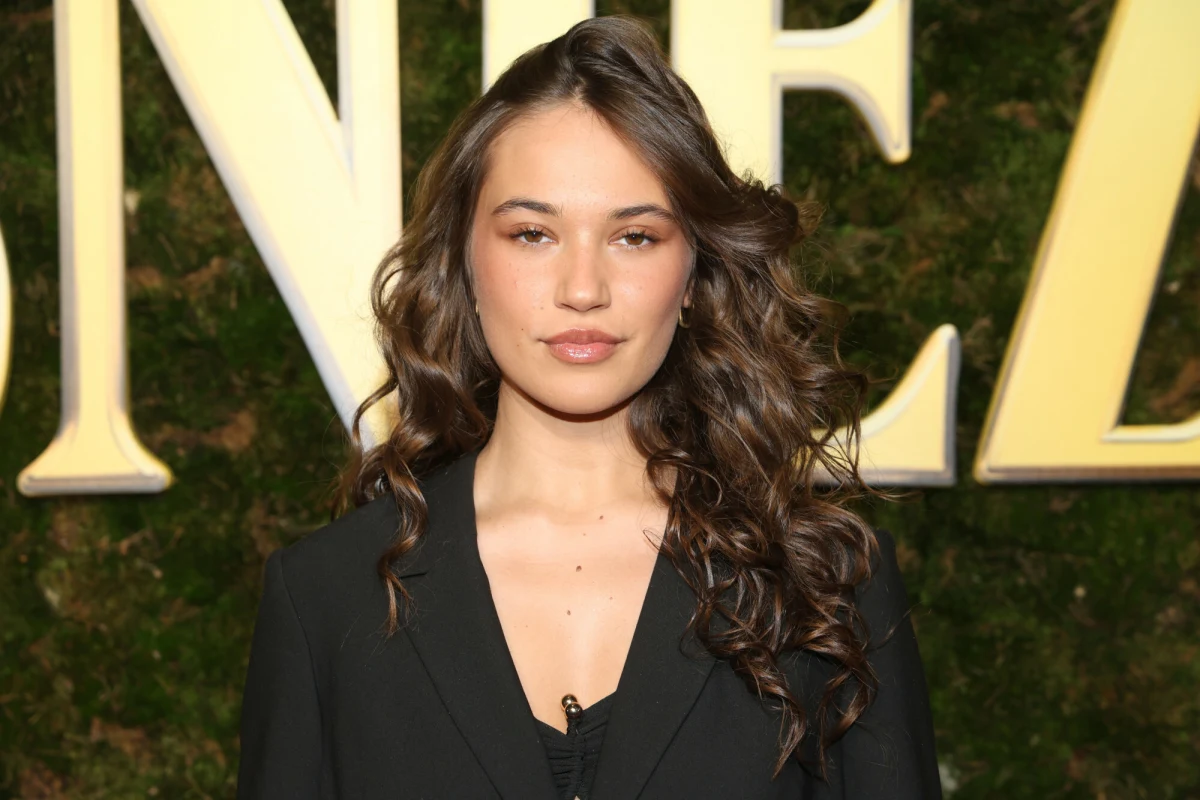 To już oficjalne! Polska poznała swoją reprezentantkę na 70. Konkurs Piosenki Eurowizji. W niedzielny poranek w programie „Pytanie na śniadanie” ogłoszono, że to właśnie Alicja Szemplińska z utworem „Pray” powalczy o eurowizyjne laury w Wiedniu. Decyzję podjęli widzowie, którzy w sobotnim finale preselekcji oddali na nią najwięcej głosów. Kim jest młoda wokalistka i jak wyglądała tegoroczna droga do wyboru polskiego reprezentanta?