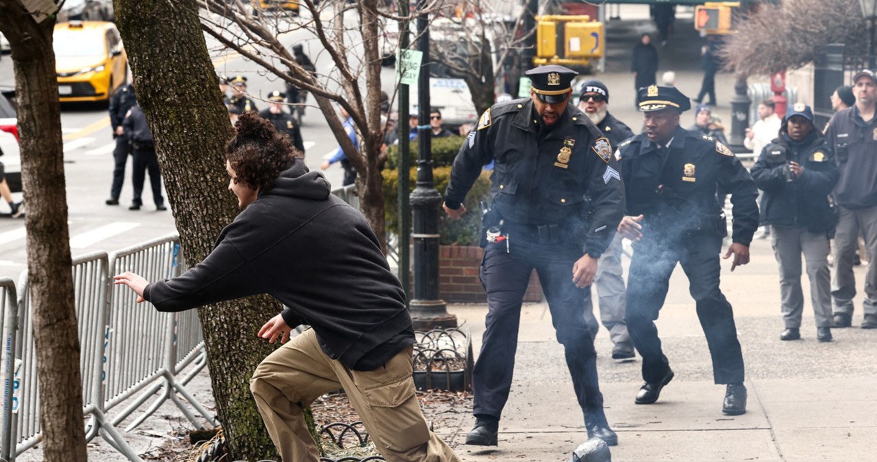 Nowy Jork. Protesty przed domem burmistrza. Rzucano podejrzanymi ładunkami Nowy Jork. Protesty przed domem burmistrza. Rzucano podejrzanymi ładunkami
