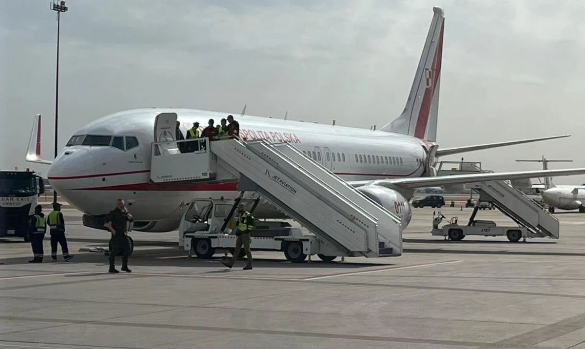 7160 polskich obywateli - tylu opuściło już Bliski Wschód, o czym poinformował w niedzielne południe minister spraw zagranicznych, wicepremier Radosław Sikorski. 6769 osób wróciło lotami komercyjnymi, a rządowymi 391. Jeszcze dzisiaj ma wrócić 1570 osób, w tym ponad stu naszych rodaków z Rijadu. Szef dyplomacji zapowiedział, że na poniedziałek zaplanowana jest ewakuacja osób przebywających w Zjednoczonych Emiratach Arabskich.