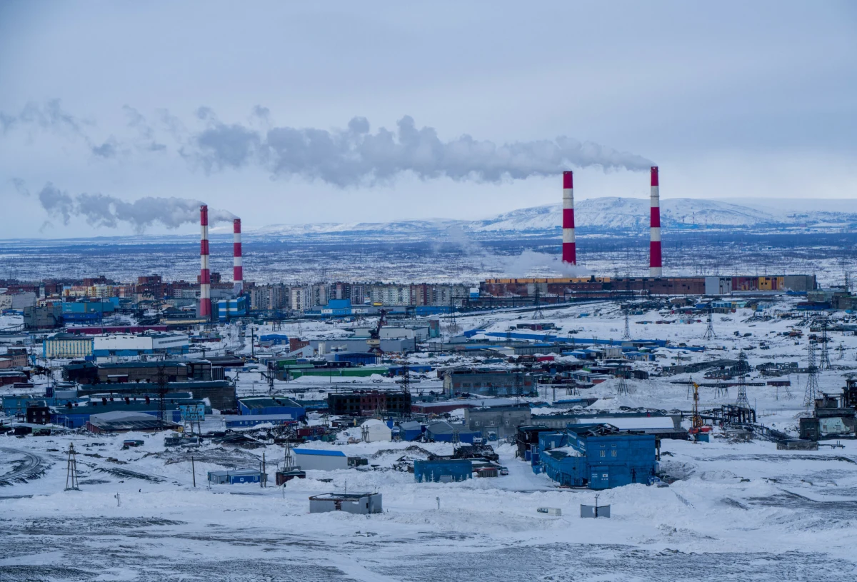 Norylsk to jedno z najbardziej niezwykłych, a zarazem przerażających miast na świecie. Położone na północy Syberii, w Kraju Krasnojarskim, zaledwie 300 kilometrów od Oceanu Arktycznego, jest jednym z najdalej wysuniętych na północ dużych miast globu. Od Moskwy dzieli je ponad 2 tysiące kilometrów, a od reszty świata – nieprzebyta tundra, śnieżne burze i… zakaz wstępu dla obcokrajowców.